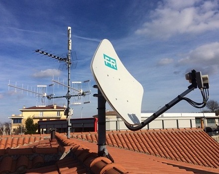 Antenne terrestri e satellitari condominiali - poco distanti dal distributore di Fiorentino